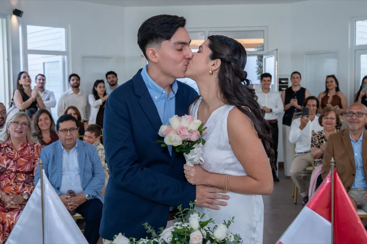 Beso de los novios al terminar su boda civil en Lima