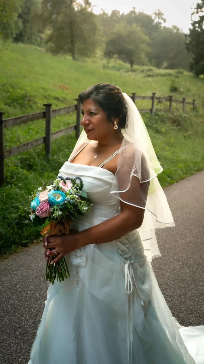 Novia con su ramo en un camino rural el día de su elopement