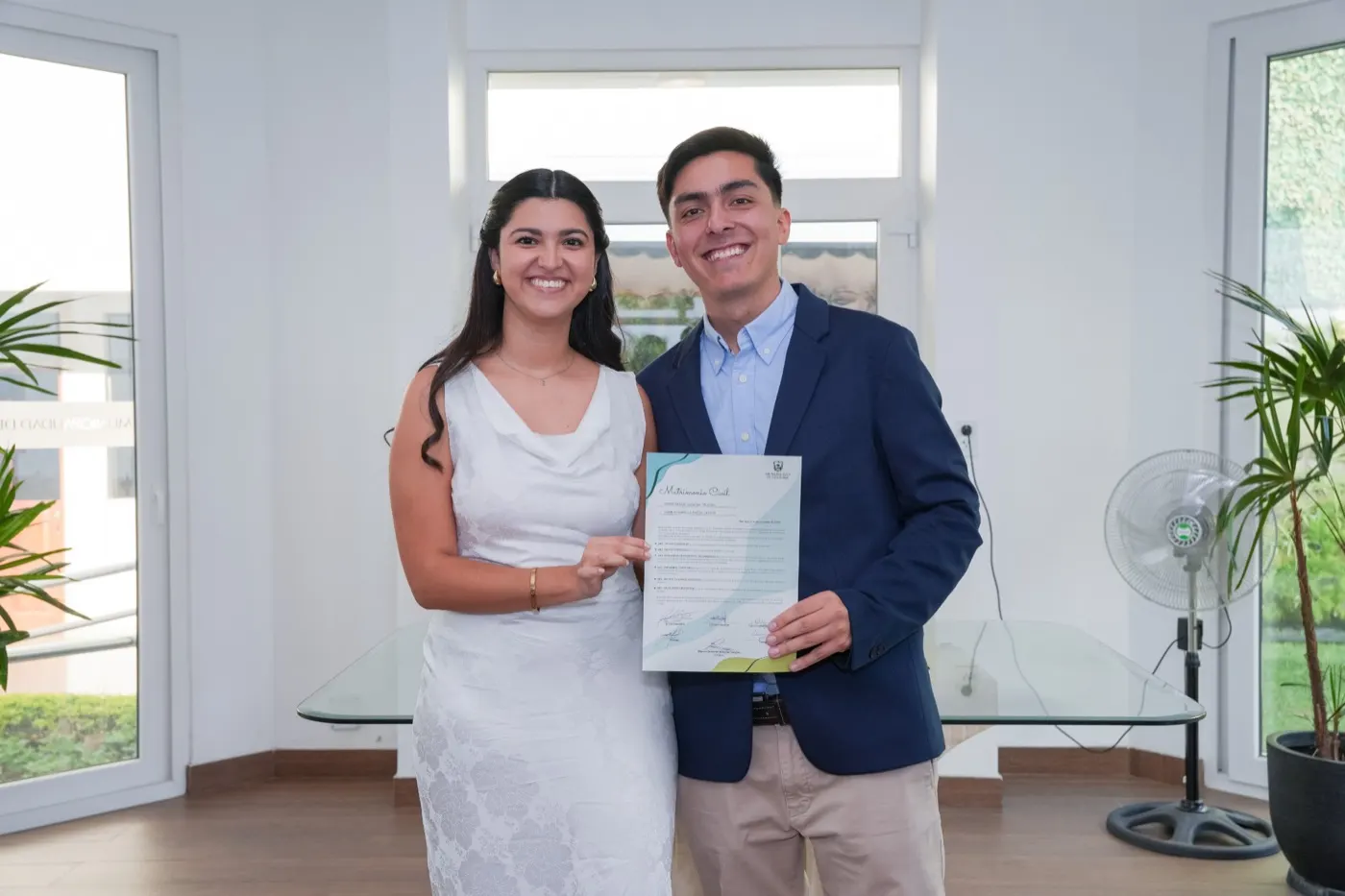 Piero y Camila sonríen con su acta de matrimonio civil en Lima