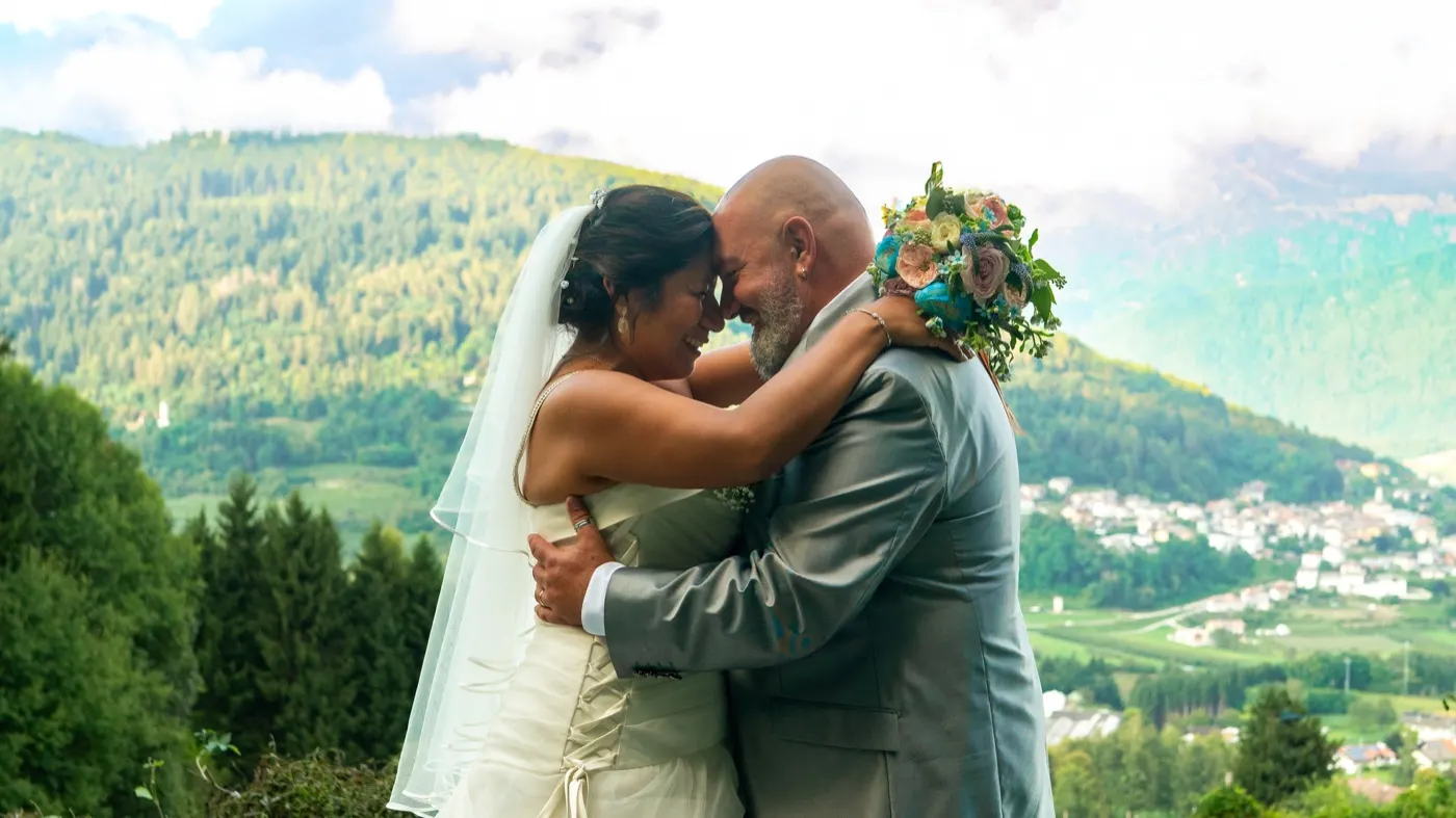 Raquel y Luciano abrazados frente a frente el día de su boda